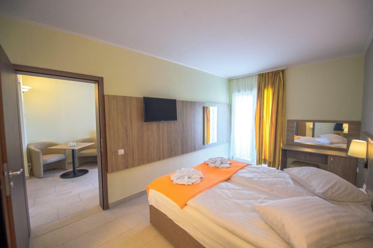 Hotel Piccadilly Mamaia Eksteriør billede
