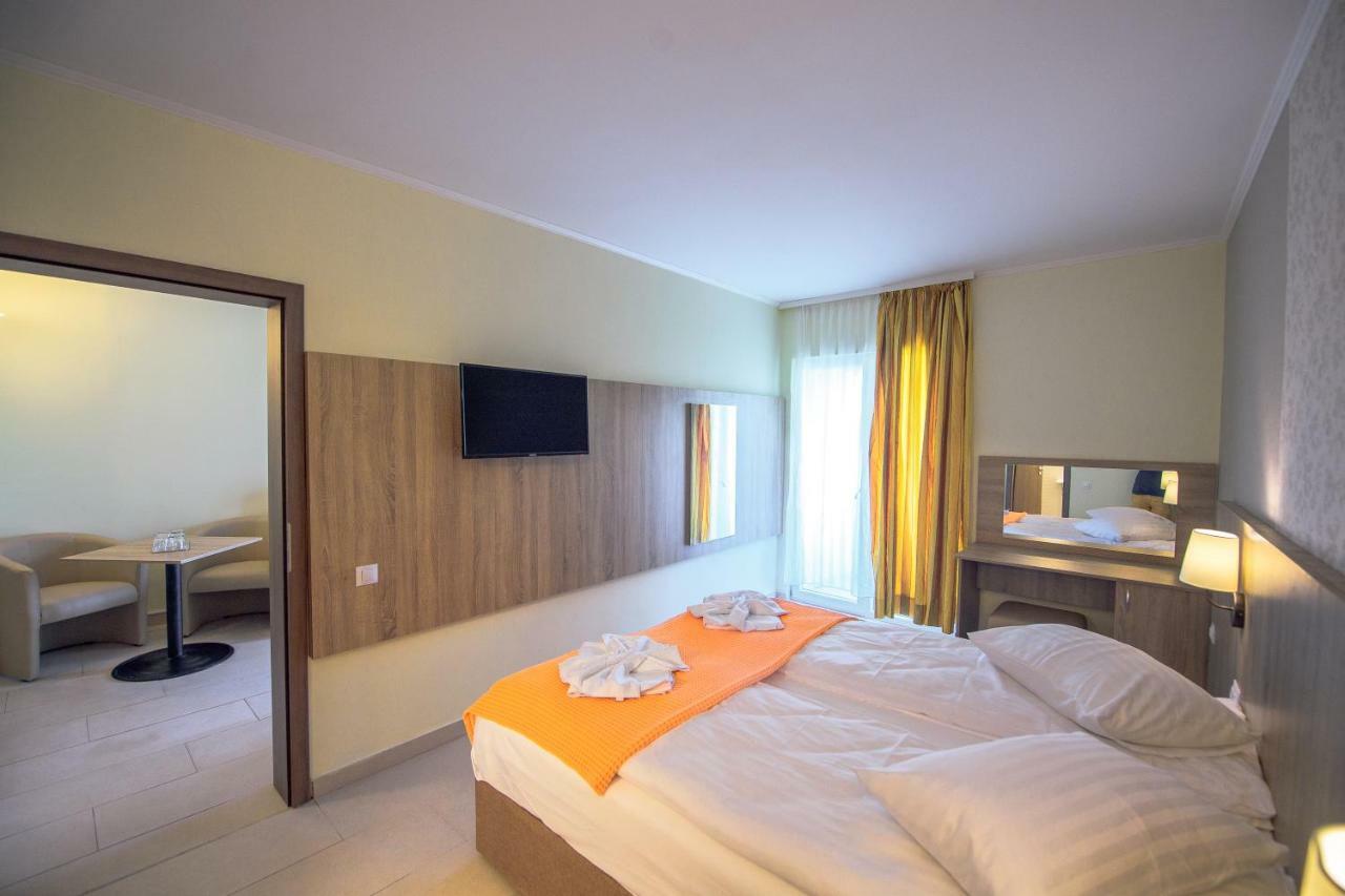 Hotel Piccadilly Mamaia Eksteriør billede